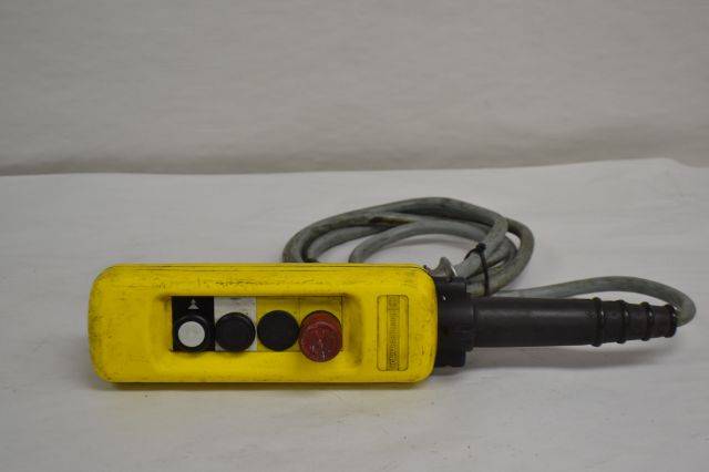 TELEMECANIQUE XAC-A04 PENDANT STATION PUSH BUTTON ENCLOSURE CRANE D205923