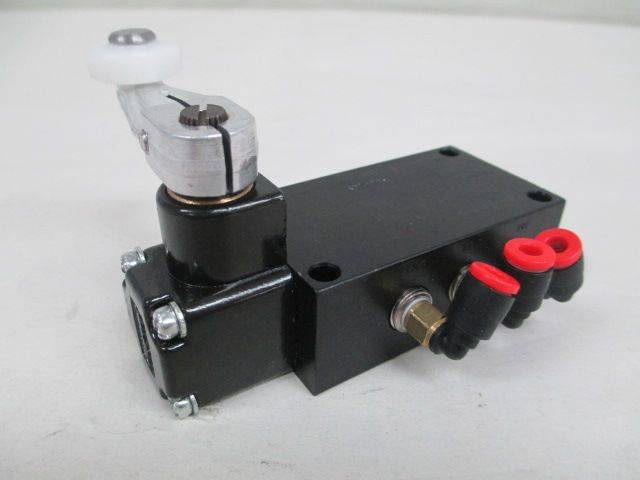 Clippard Cs 1046 Pneumatic Air Limit Switch Valve Nc 3 Way D215698