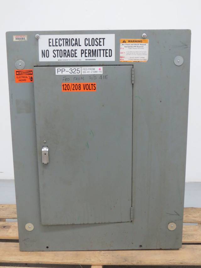 GENERAL ELECTRIC GE DNLAB 200A AMP 120/208V BREAKER DISTRIBUTION PANEL