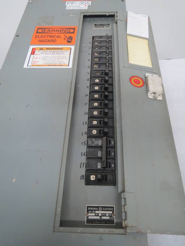 GENERAL ELECTRIC GE 84400 200A AMP 120/208VAC DISTRIBUTION PANEL B335777