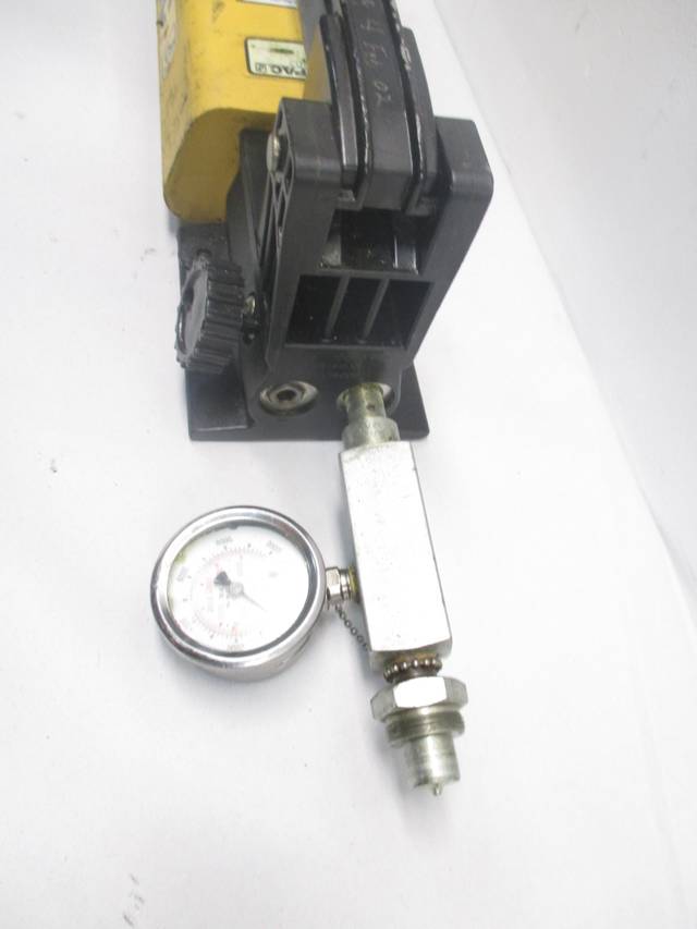 ENERPAC P802 MANUAL HYDRAULIC HAND PUMP 10000 PSI D472929