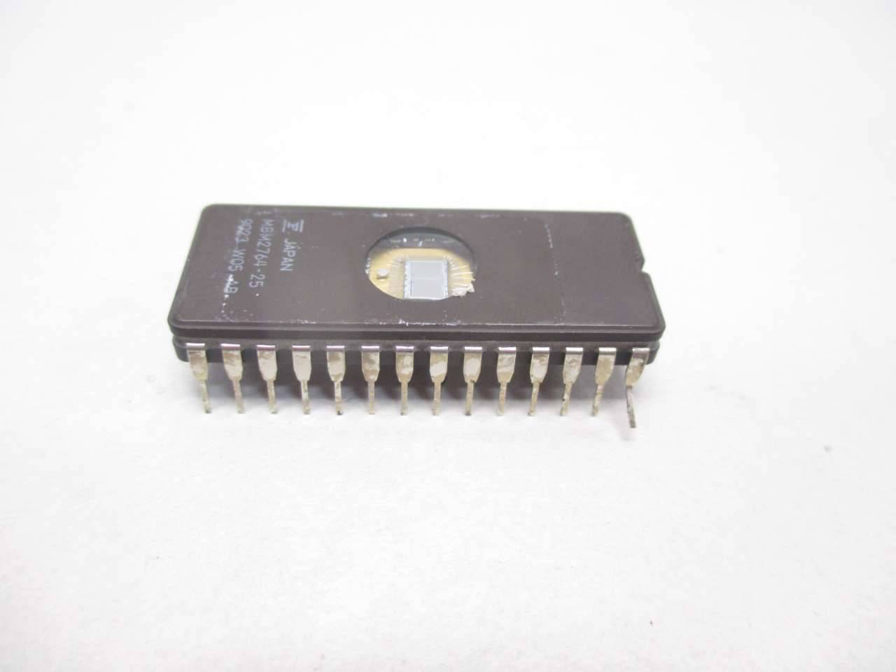 Fujitsu MBM2764-25 8Kx8-Bit 64K UV-EPROM Memory Ceramic IC DIP-28-Pin 250ns 21V