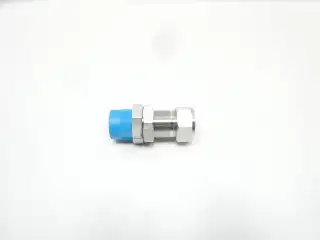 SWAGELOK SS-1610-11-16 STAINLESS BULKHEAD MALE CONNECTOR 1IN TUBE 1IN NPT
